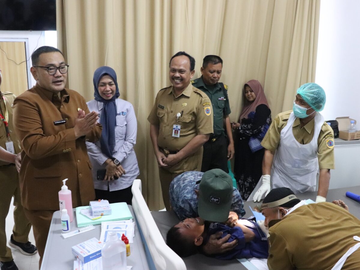 Ratusan Anak Ikuti Khitan Massal di Momen Hari Jadi Brebes ke-347 Tahun