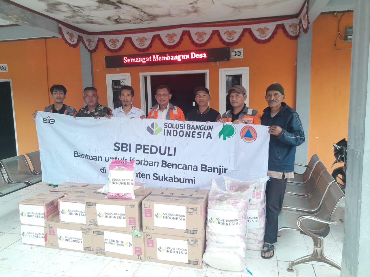 Peduli Sesama, PT.SBI Narogong Bogor  Salurkan Bantuan Korban Banjir Bandang di Sukabumi