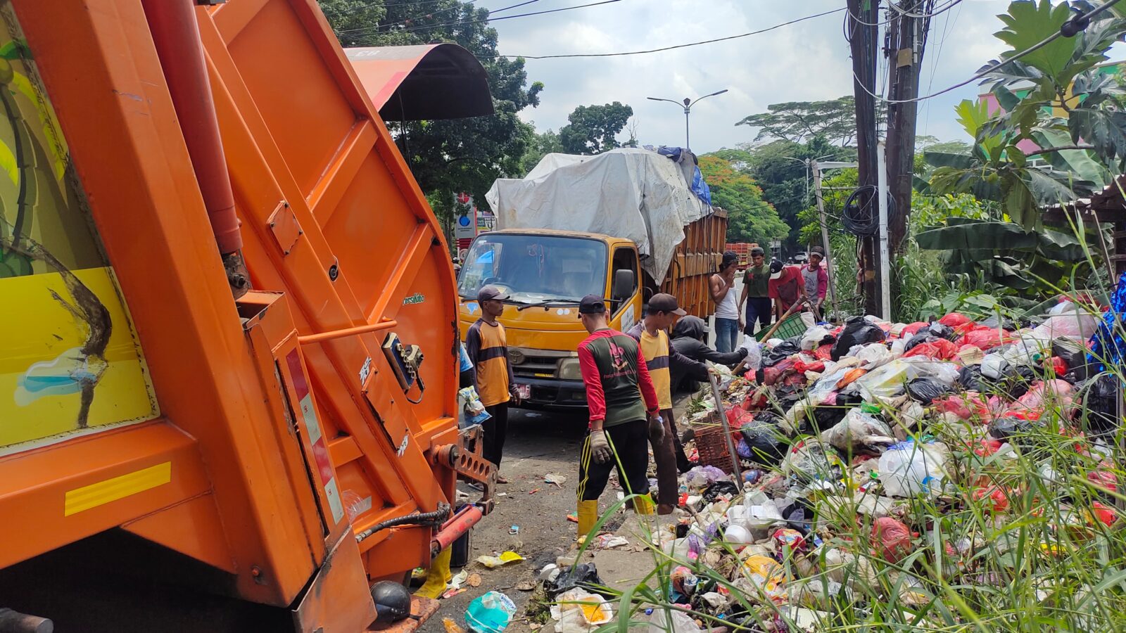 Lewat Opsih, UPT Sampah Wilayah 1 DLH Kabupaten Bogor Gercep Tangani Sampah Liar di Cibinong 