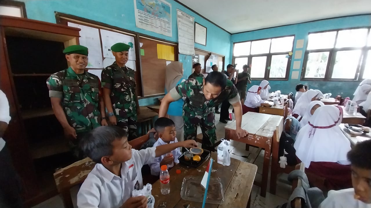 Korem 061/Surya Kencana Suport Program Uji Coba Makan Gratis di SMP Sukabumi