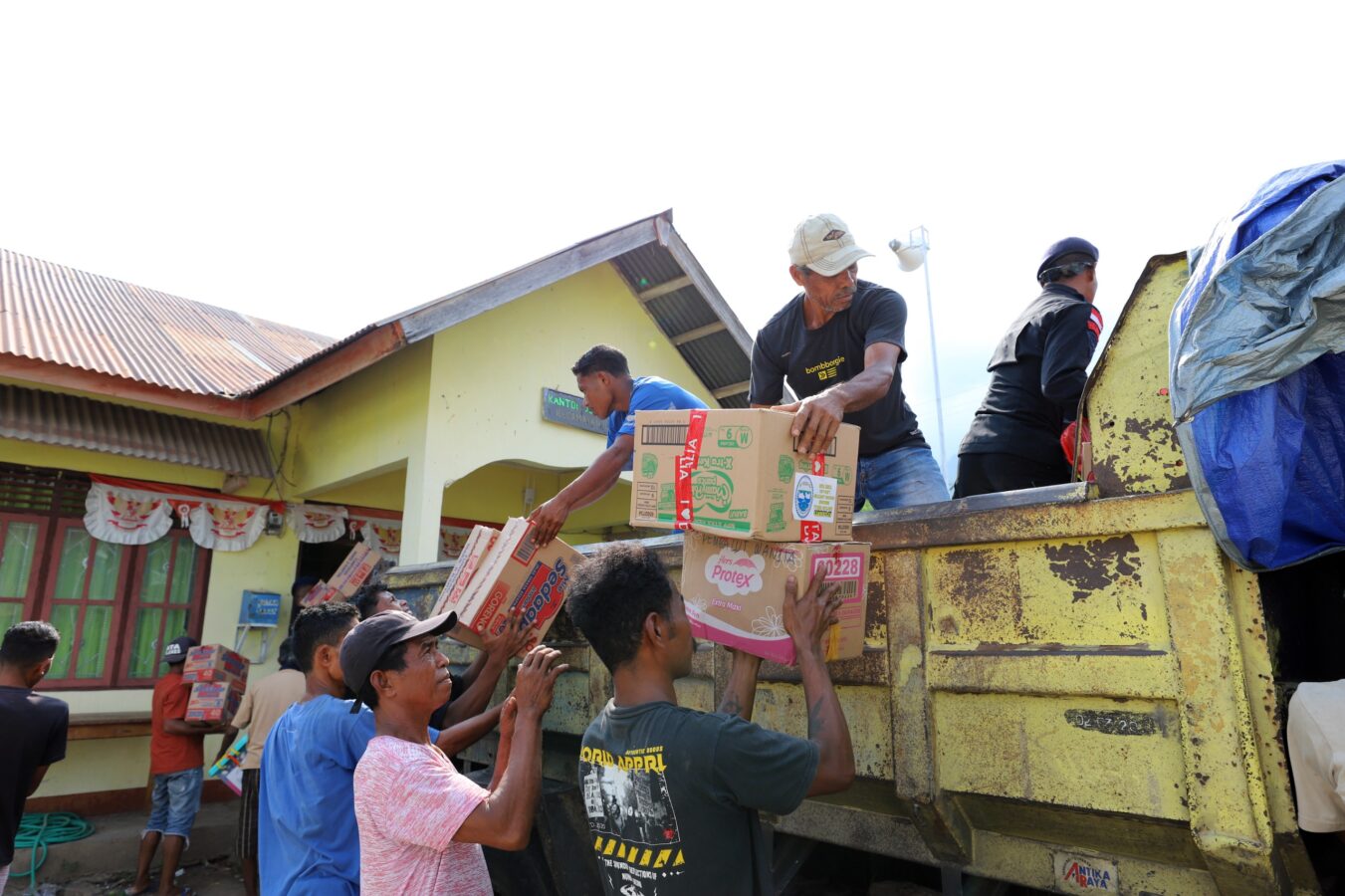 BNPB Salurkan Bantuan Bagi Warga Desa Terisolir Korban Erupsi Gunungapi Lewotobi