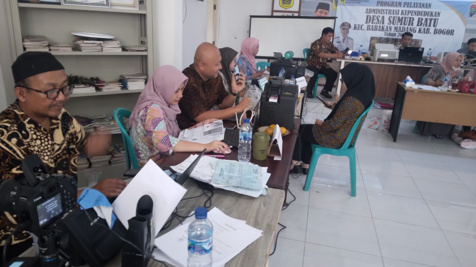 Warga Desa Sumur Batu Bogor Antusias Pelayanan Administrasi Program Jembol