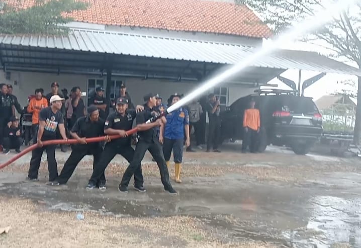 Hadapi Kebencanaan, Relawan Damkarmat Brebes Dibekali Pelatihan