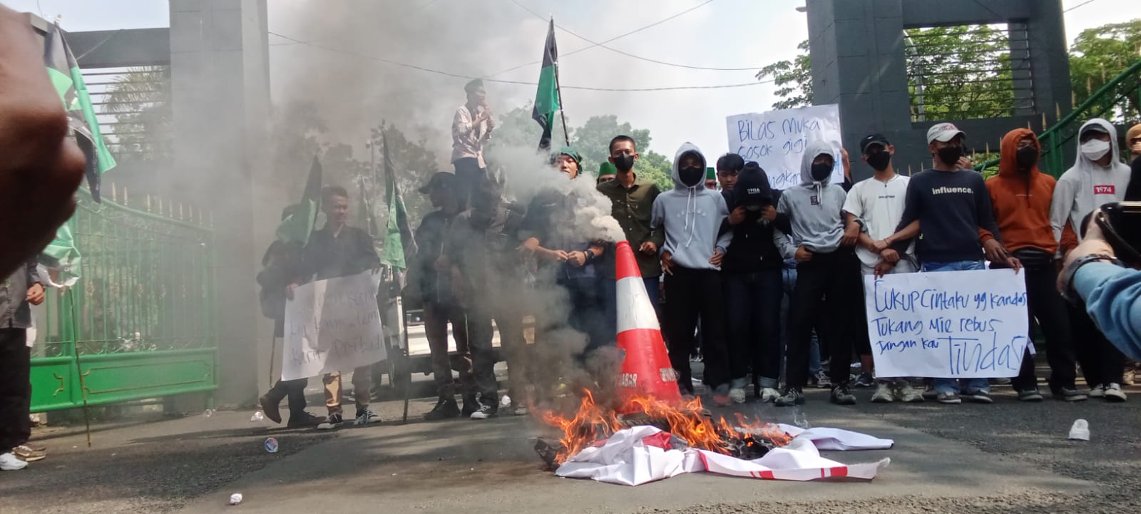 Buntut Pembongkaran Lapak Pedagang di Puncak Bogor, Mahasiswa Geruduk Kantor Bupati