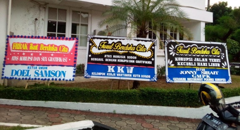 Kantor Bupati Bogor Mendadak Dipenuhi Karangan Bunga Ucapan Kritik dan Duka Cita