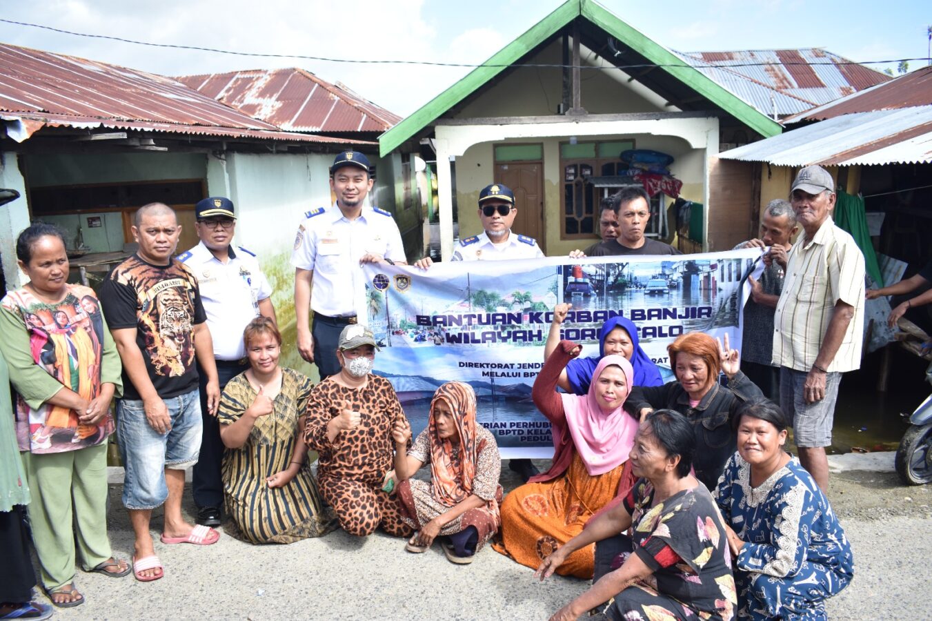 Kemenhub Salurkan Bantuan Kemanusiaan Untuk Korban Banjir Bandang di Gorontalo