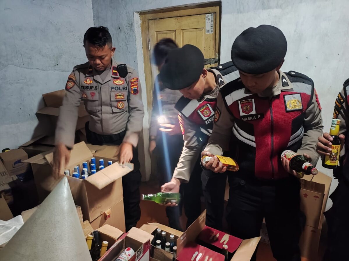 Razia Cipta Kondisi di Brebes, Puluhan Botol Miras Disita Polisi
