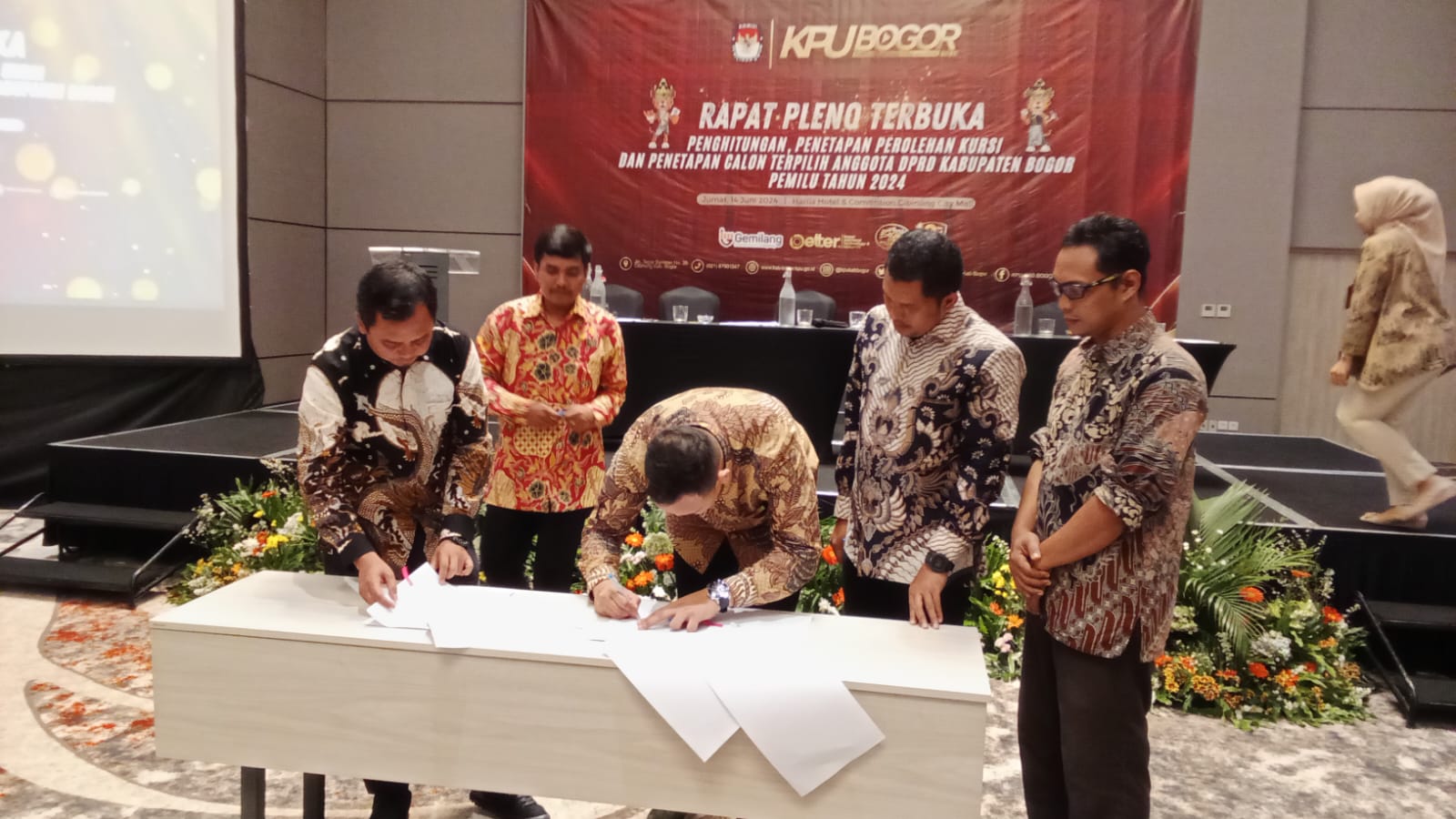 Rapat Pleno Terbuka Pemilu 2024 : KPU Kabupaten Bogor Tetapkan Perolehan Kursi dan Calon Terpilih Anggota DPRD