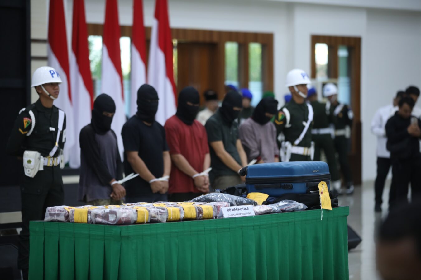 Satgas Pamtas RI-Malaysia Yonarmed 16/TK Gagalkan Penyelundupan Narkotika Jaringan Internasional di Kalbar