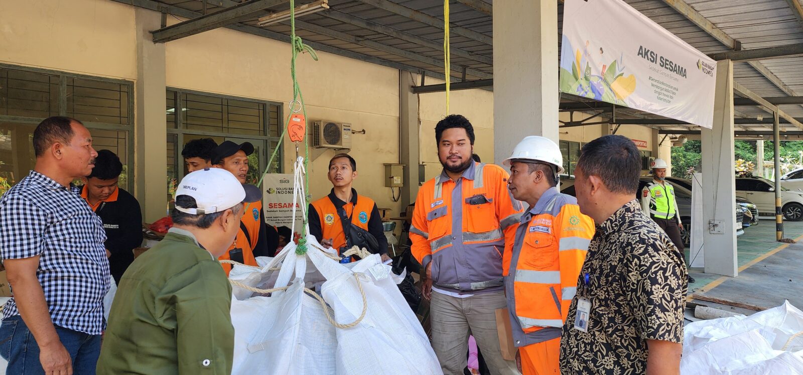 PT.SBI Narogong Gelar Aksi Sedekah Sampah Bersama di Hari Lingkungan Hidup Sedunia 2024