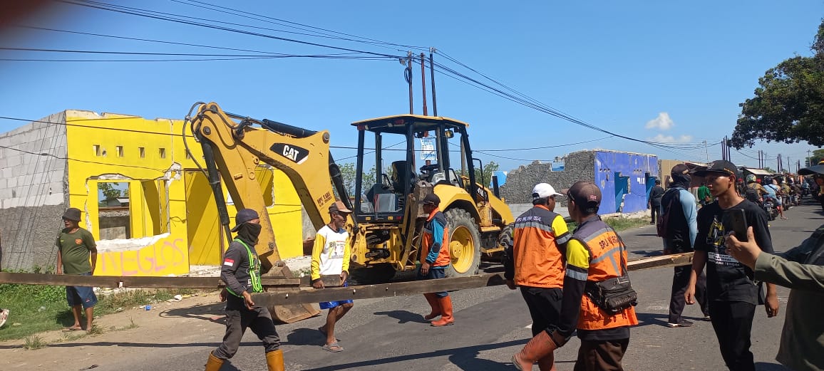 Warung Esek-esek di Brebes Dibongkar Paksa Petugas Gabungan, Warga  Sumringah