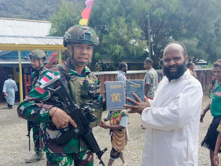 Satgas Yonif 509 Kostrad Bantu Warga Papua dengan Ibadah dan Bantuan