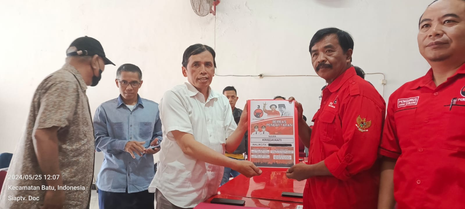 Bukti Serius Maju Pilkada Kota Batu Jawa Timur, Krisdayanti Serahkan Berkas ke DPC PDIP
