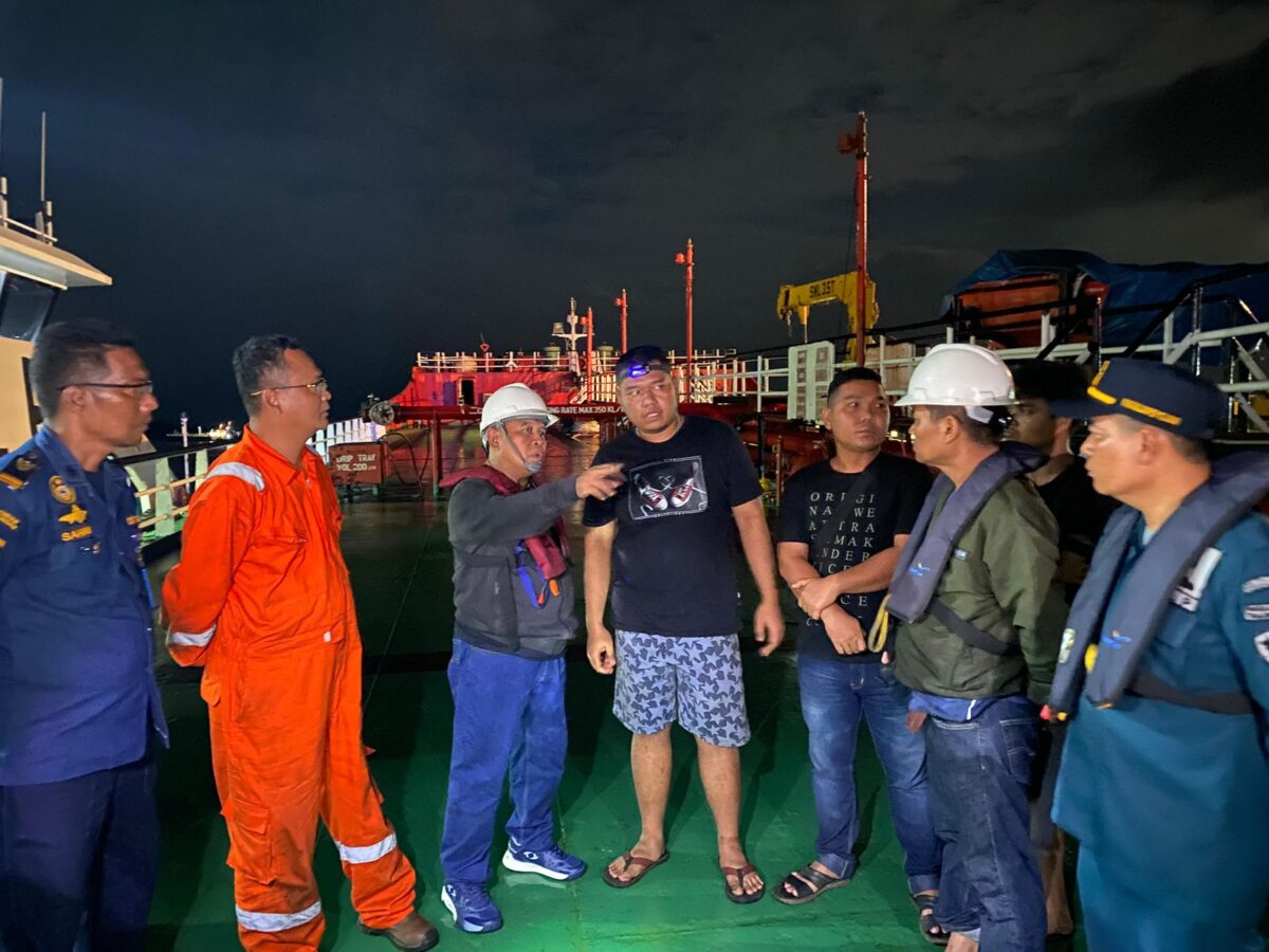 Aksi KPLP Kemenhub : Selamatkan Kebakaran Kapal SPOB JEANITA di Perairan Tanjung Uban Riau