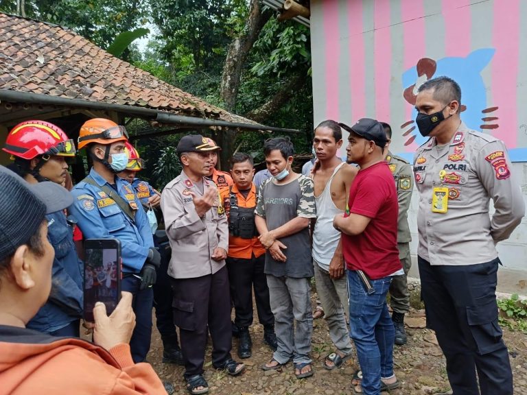 Polisi dan Basarnaz Evakuasi Mayat Bocah Dalam Sumur di Rumpin Bogor