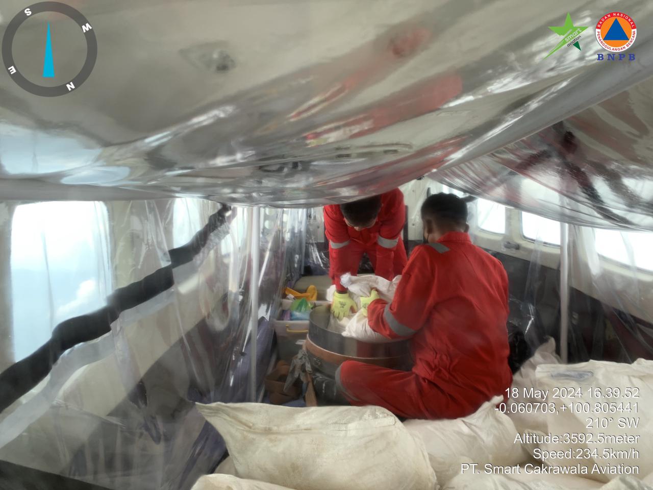 TMC Hari Keempat, Tiga Ton NaCl Disebar di Langit Kota Padang Sumatera Barat