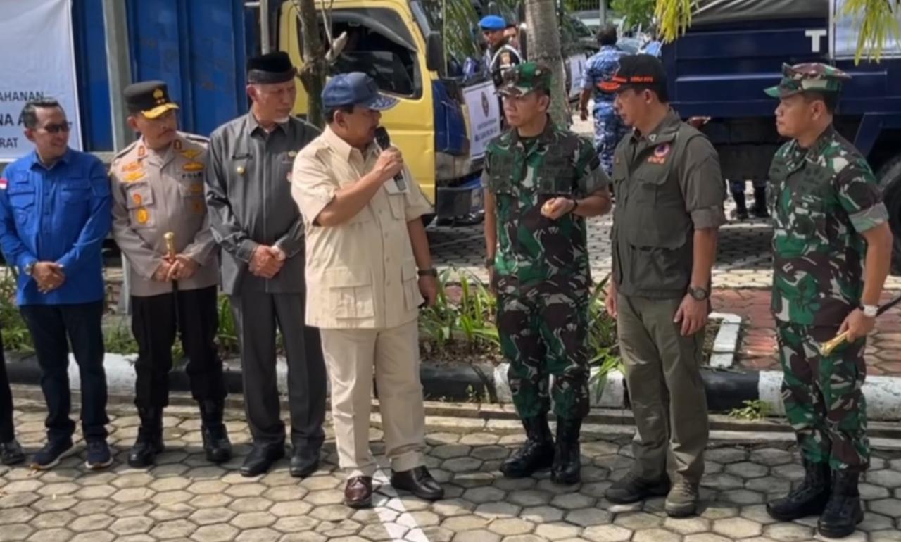 Kepala BNPB Dampingi Menhan Prabowo, Serahkan Bantuan Bencana di Padang Sumbar