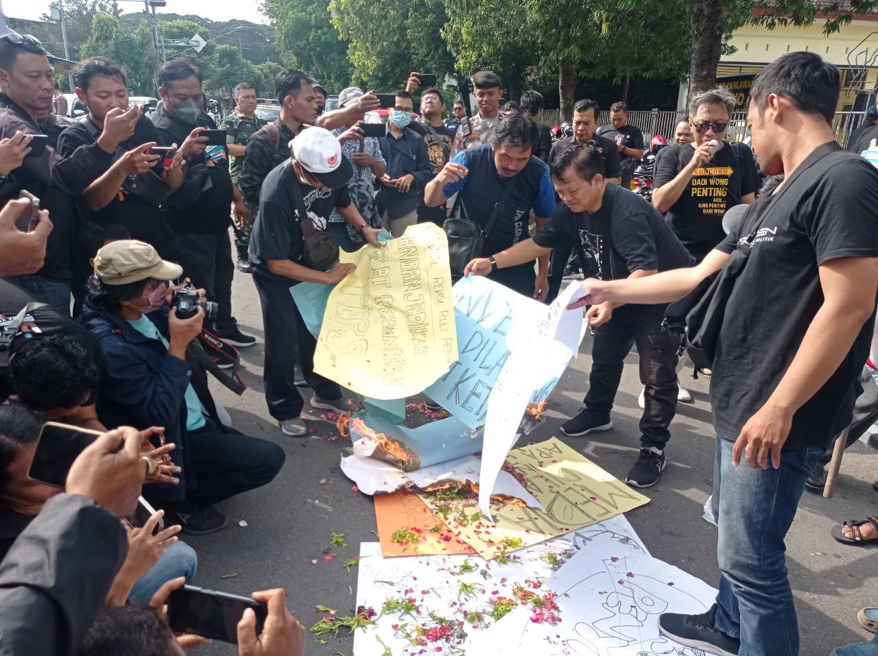 Gelar Aksi Damai, Jurnalis Kediri Jawa Timur Tolak Revisi RUU Penyiaran