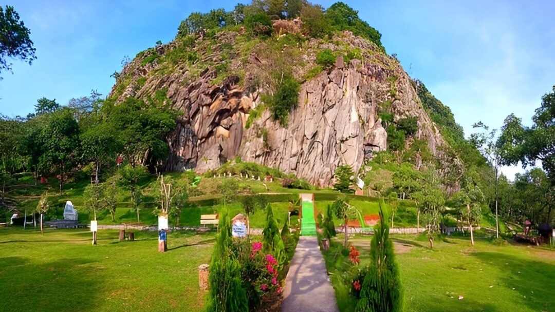 Keajaiban Alam Batu Lawang, Destinasi Tersembunyi Cirebon