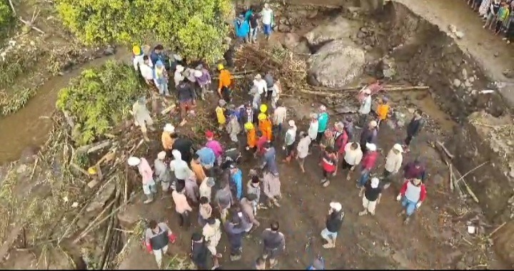 Petugas Gabungan Evakuasi Korban Banjir Bandang dan Lahar Dingin Gunung Marapi
