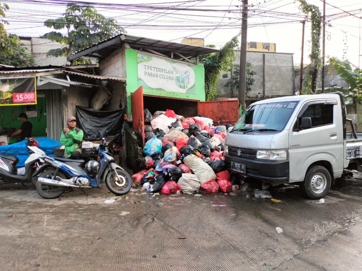 Tumpukan Sampah di Pintu Masuk Pasar Ciluar Bogor Kerap Mengganggu, Apa Penyebabnya?