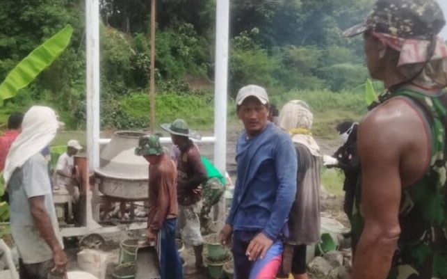 Pembuatan Abutmen Jembatan Gantung di Brebes, Koramil 12 Bantarkawung Gotong Royong Bersama Warga