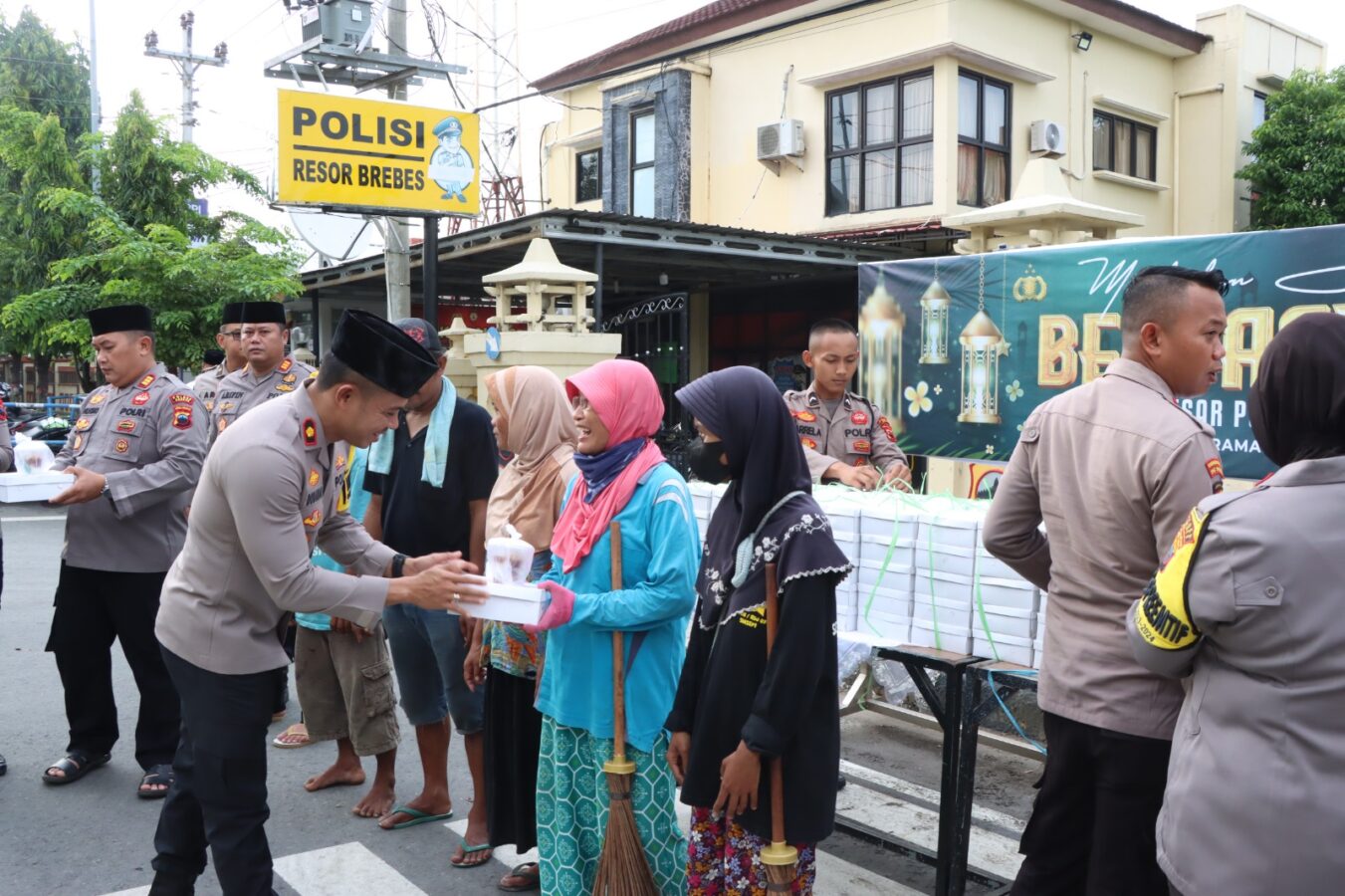 Indahnya Ramadhan, Polisi di Brebes Bagikan Ratusan Takjil Gratis Bagi Masyarakat