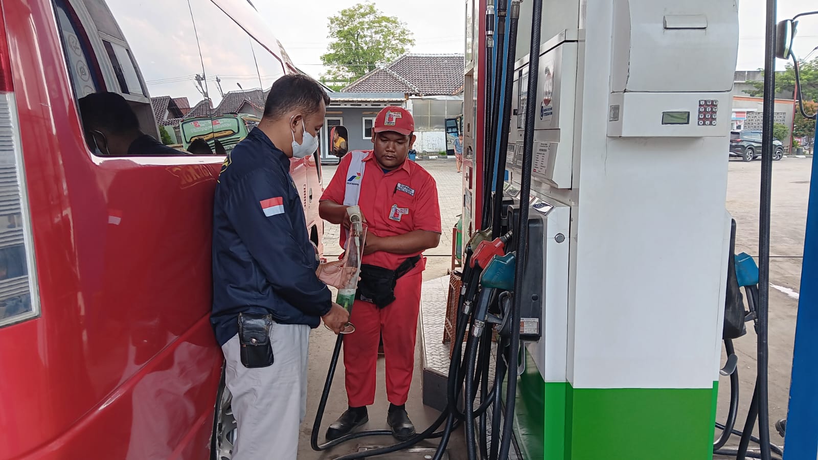 Jelang Lebaran 2024, Polres Brebes Lakukan Pengecekan Nozzle BBM di SPBU 