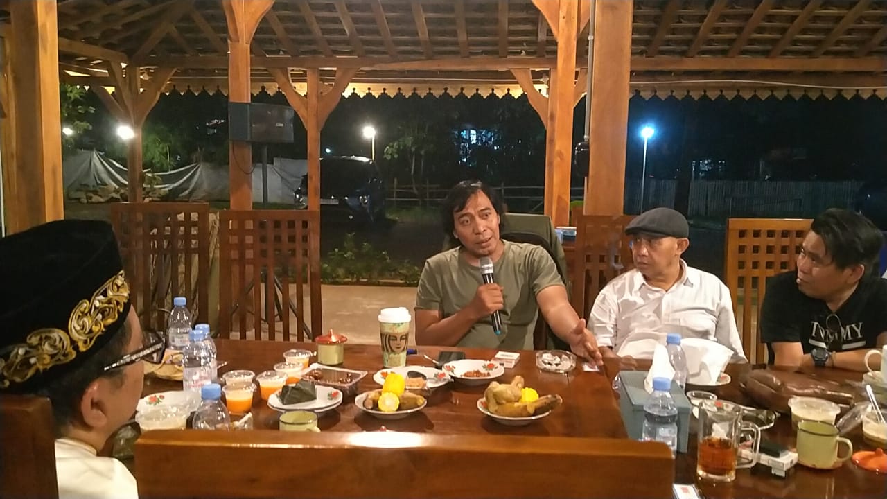 Uhuyyy…Komedian Komeng Bersama Rekan Seprofesinya Gelar Bukber di Sentul Bogor