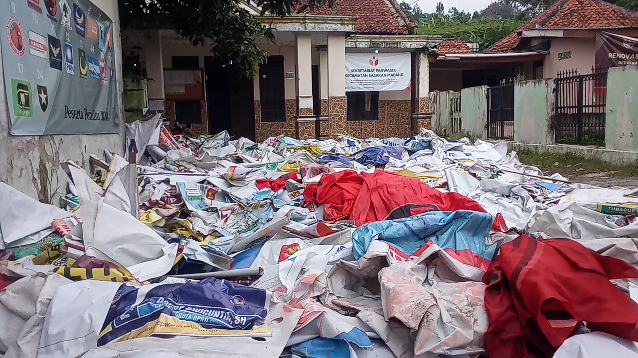 Aktivis LHB Soroti Sampah APK Pasca Pemilu 2024 di Kabupaten Bogor
