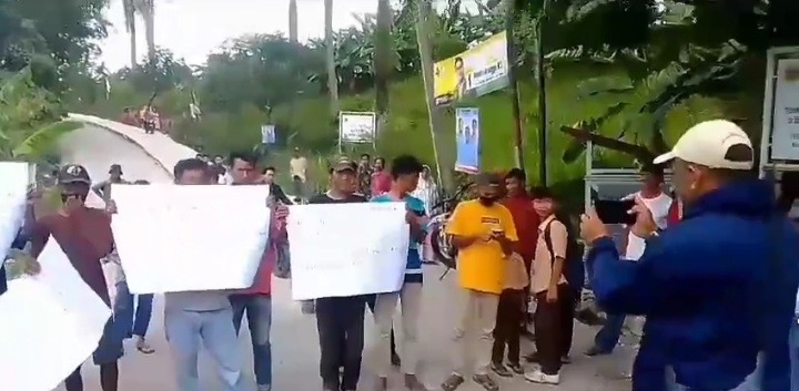 Puluhan Warga Sukamakmur Bogor Protes Proyek Jalan Mangkrak, Minta Pemda Bertindak