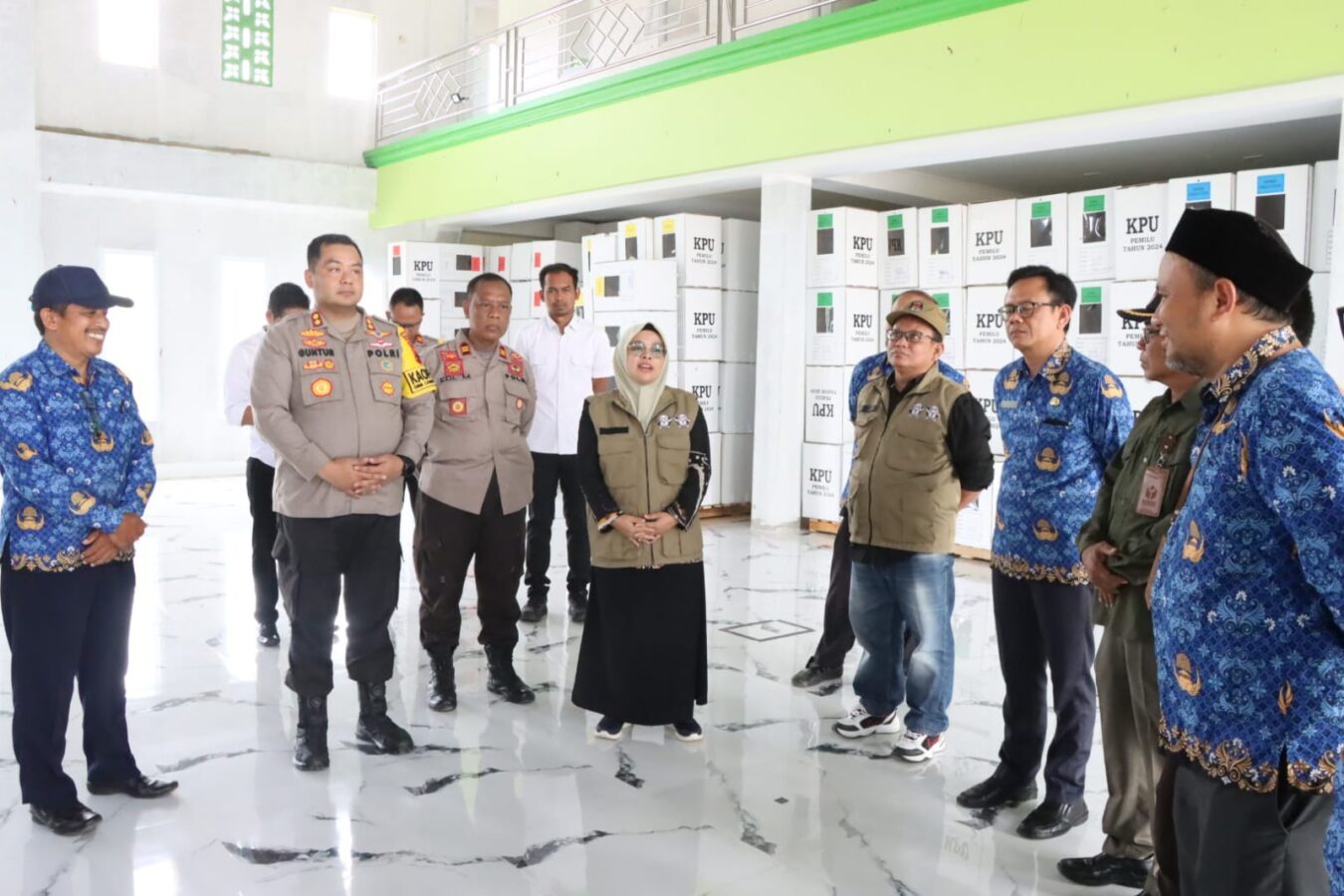 Polisi dan KPU Cek Gudang Logistik di Kecamatan Salem Brebes
