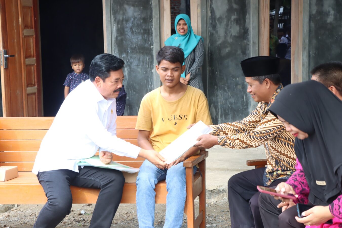 Kunjungi Warga Brebes, Menteri ATR/BPN Bagikan Sertifikat Tanah Secara Door To Door