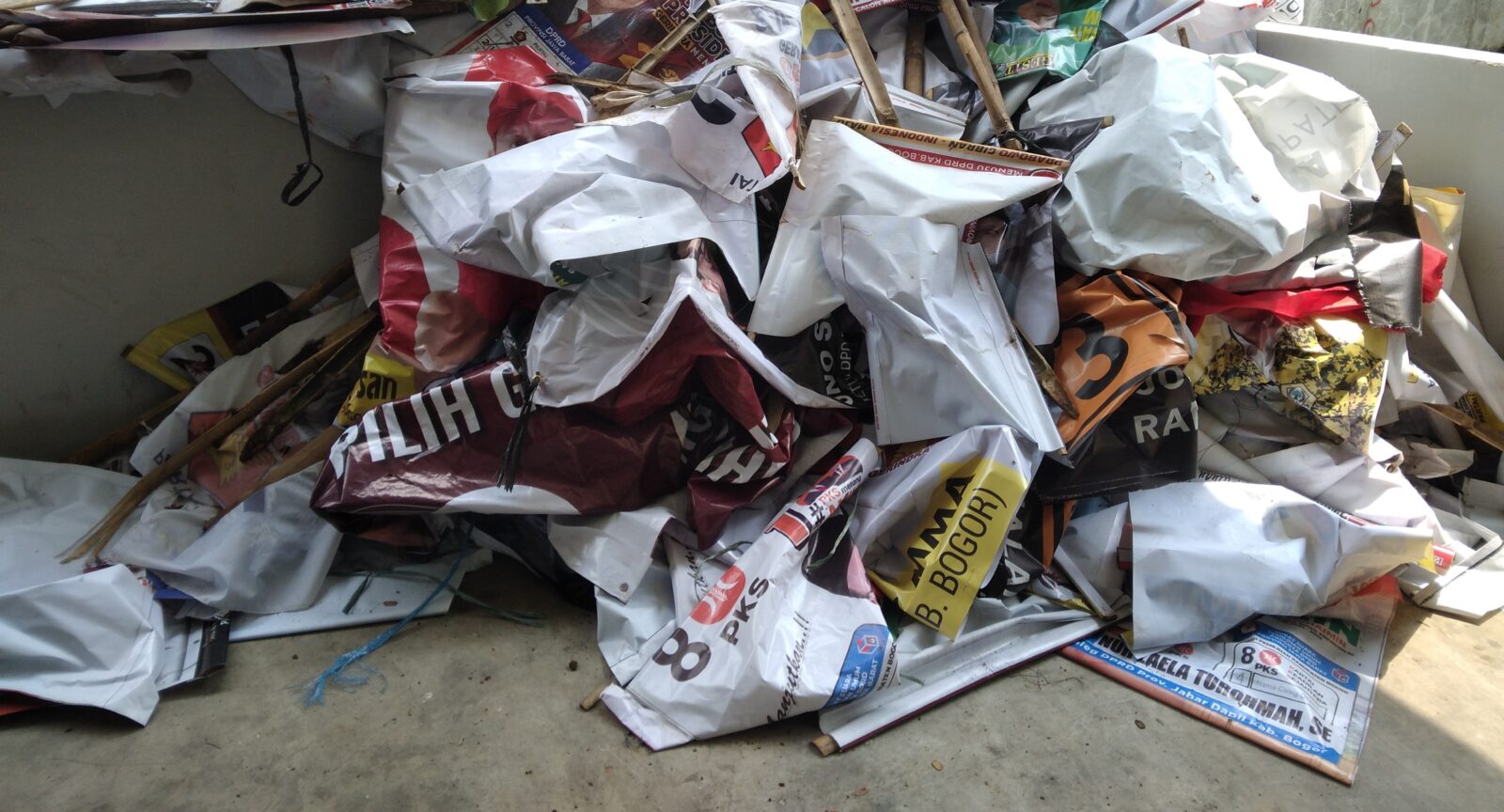 Bawaslu Kabupaten Bogor Copot APK Caleg-Capres Yang Dinilai Langgar Aturan