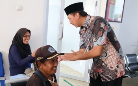 Gunakan Sepeda Motor, PJ Bupati Brebes Iwanuddin Kunjungi Rumah Sehat Baznas